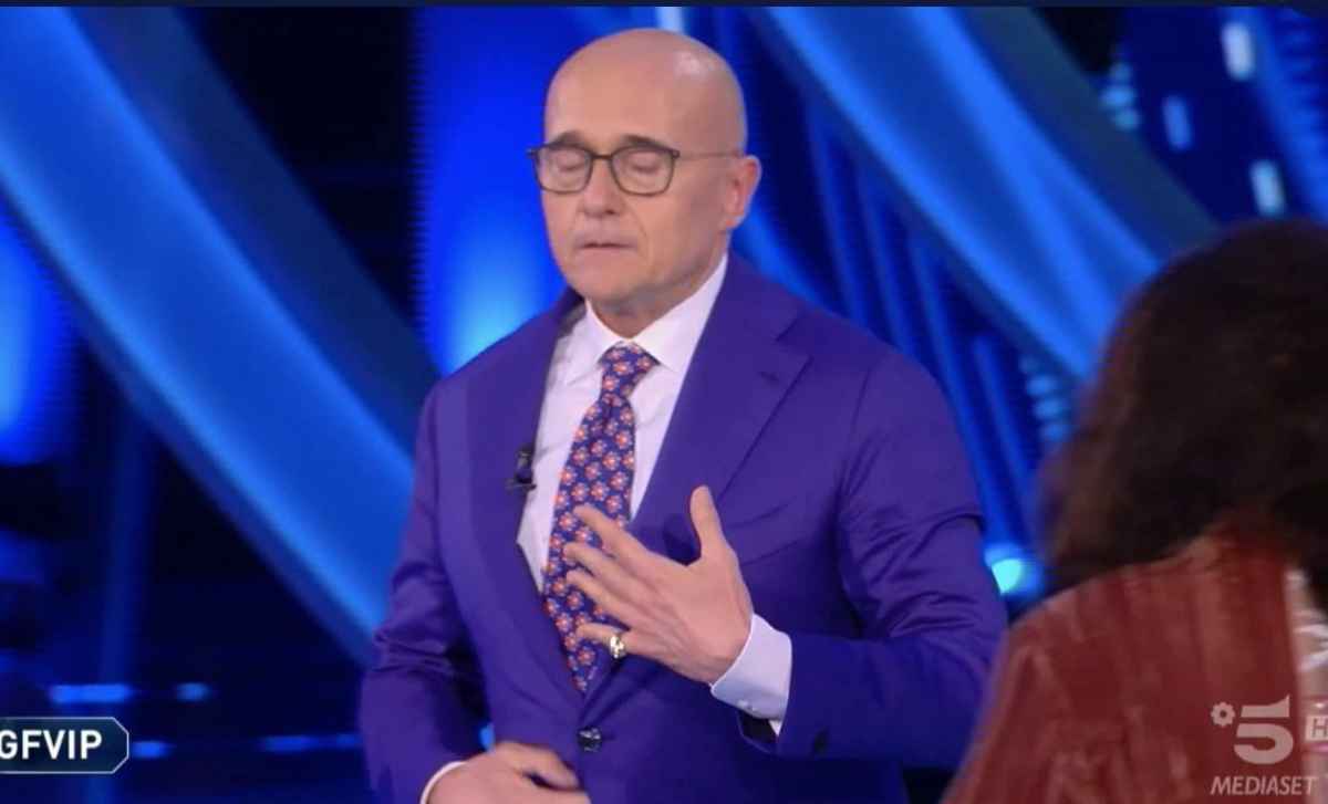 Gf Vip: Alfonso Signorini si sente male in diretta e abbandona lo studio