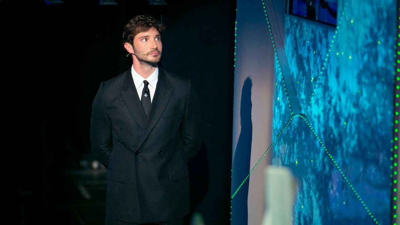 Stefano De Martino: lacrime a c'è Posta per te ma qualcosa non torna