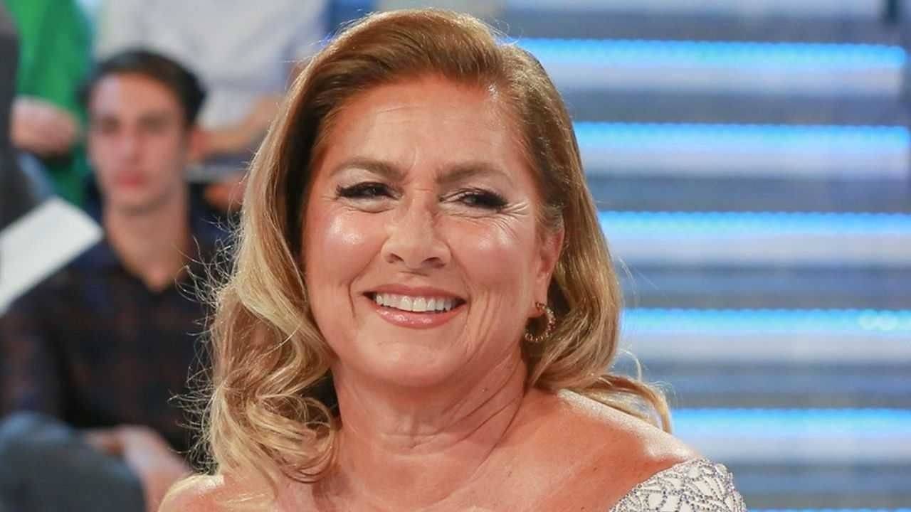 Romina Power al mare in bikini mostra tutte le sue forme