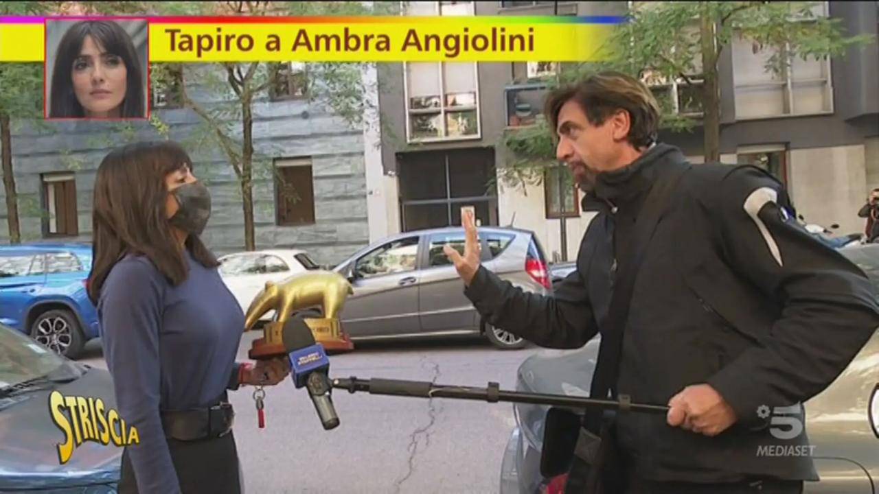 Scandalosa consegna del tapiro ad Ambra Angiolini