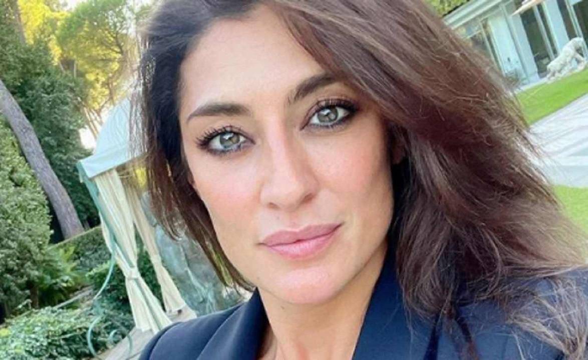 Elisa Isoardi sorpresa mentre si scambia un bacio con il suo nuovo fidanzato