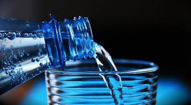 Acqua a stomaco: vuoto fa veramente bene? Ecco la verità