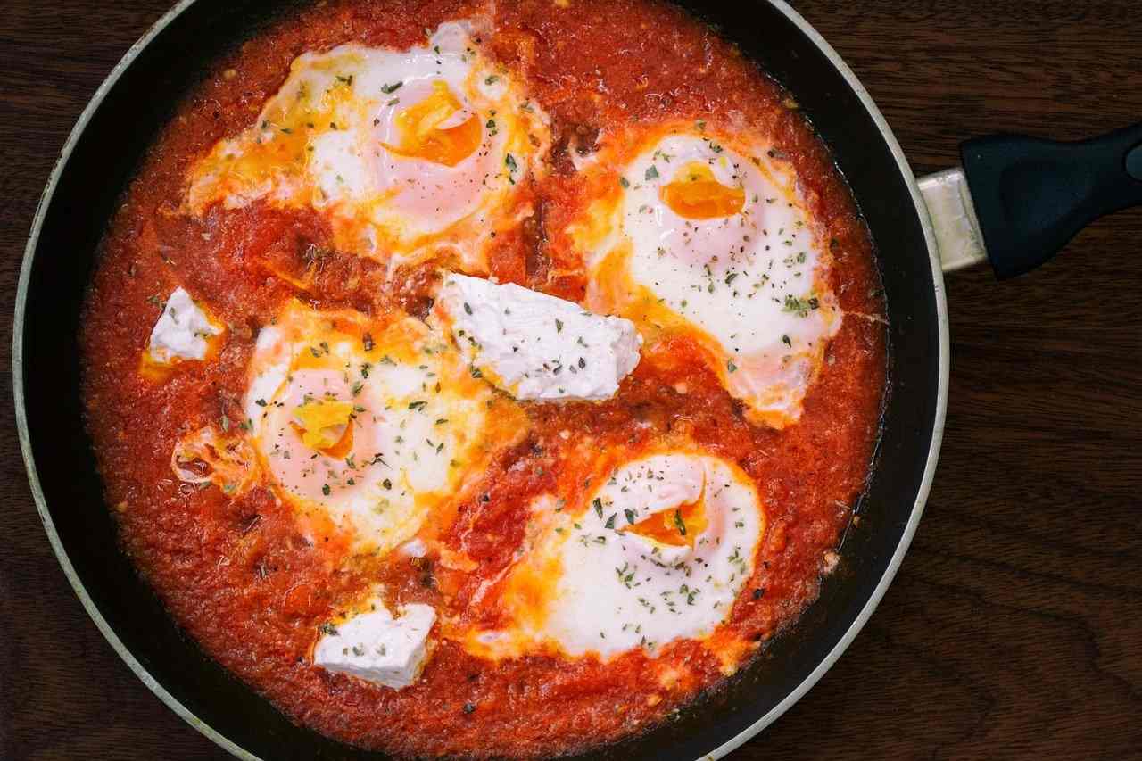 Uova con salsiccia, patate e peperoni, una bomba!