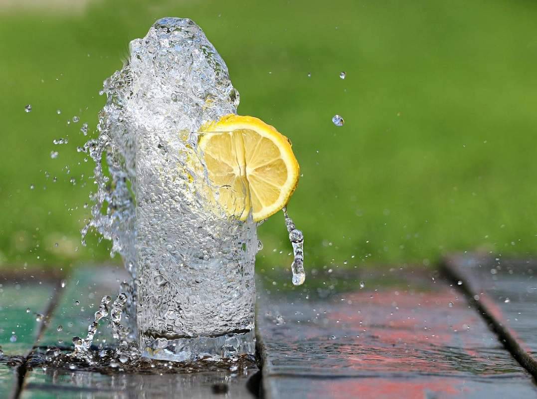 Acqua e limone: fa bene berli di prima mattina a stomaco vuoto?