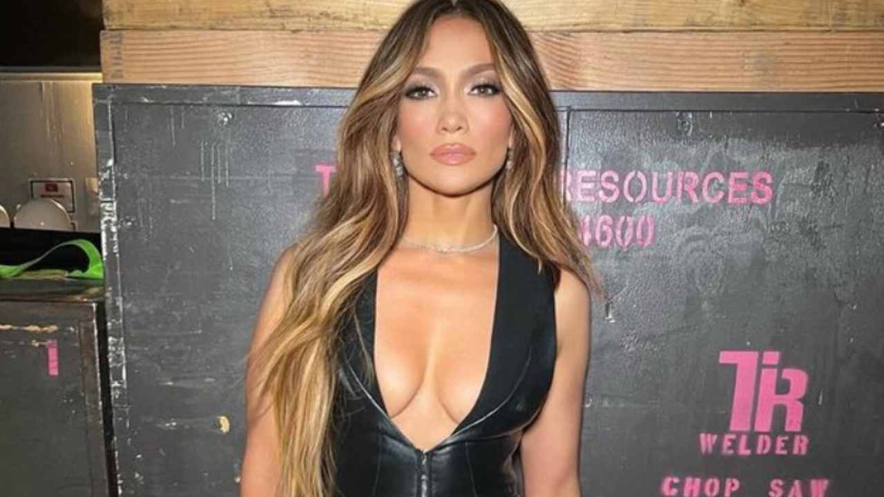 jennifer lopez lato b