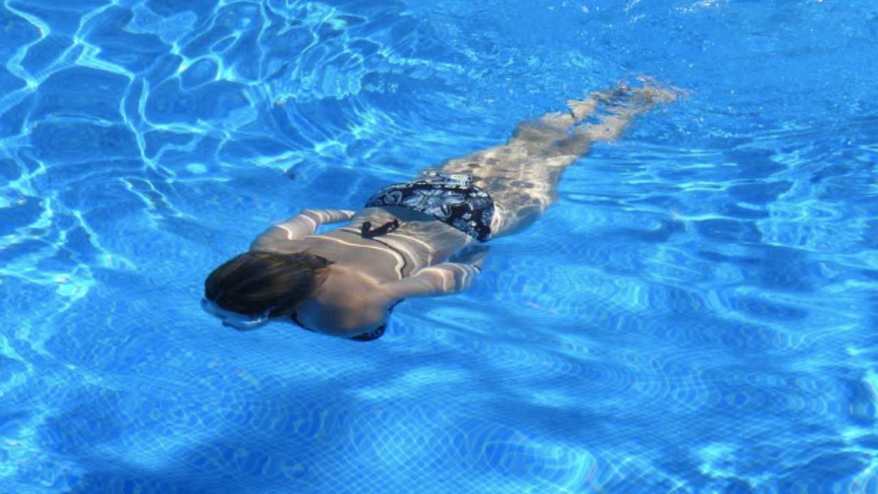 Piscina_ attenzione, può far diventare i capelli verdi