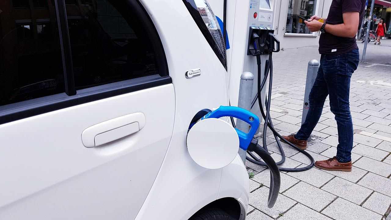 auto elettrica quanto costa ricaricarla