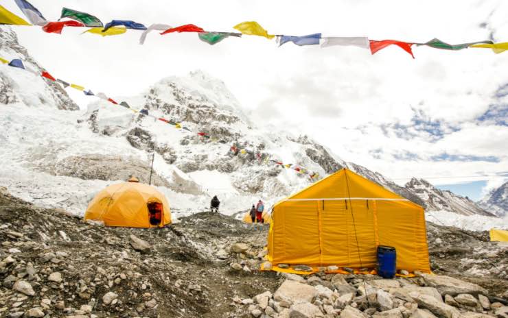 Everest, il ghiaccio si scioglie: centinaia di corpi