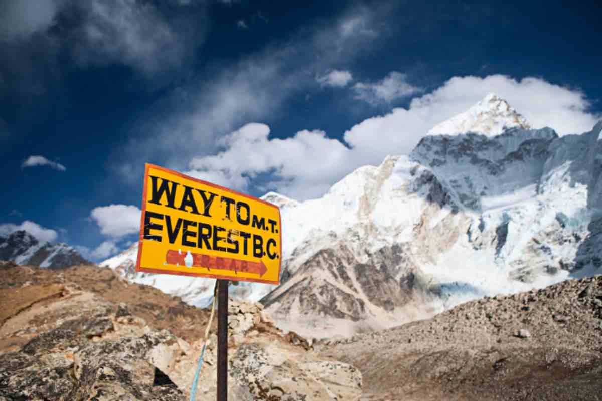 Everest, centinaia di cadaveri in vetta perché