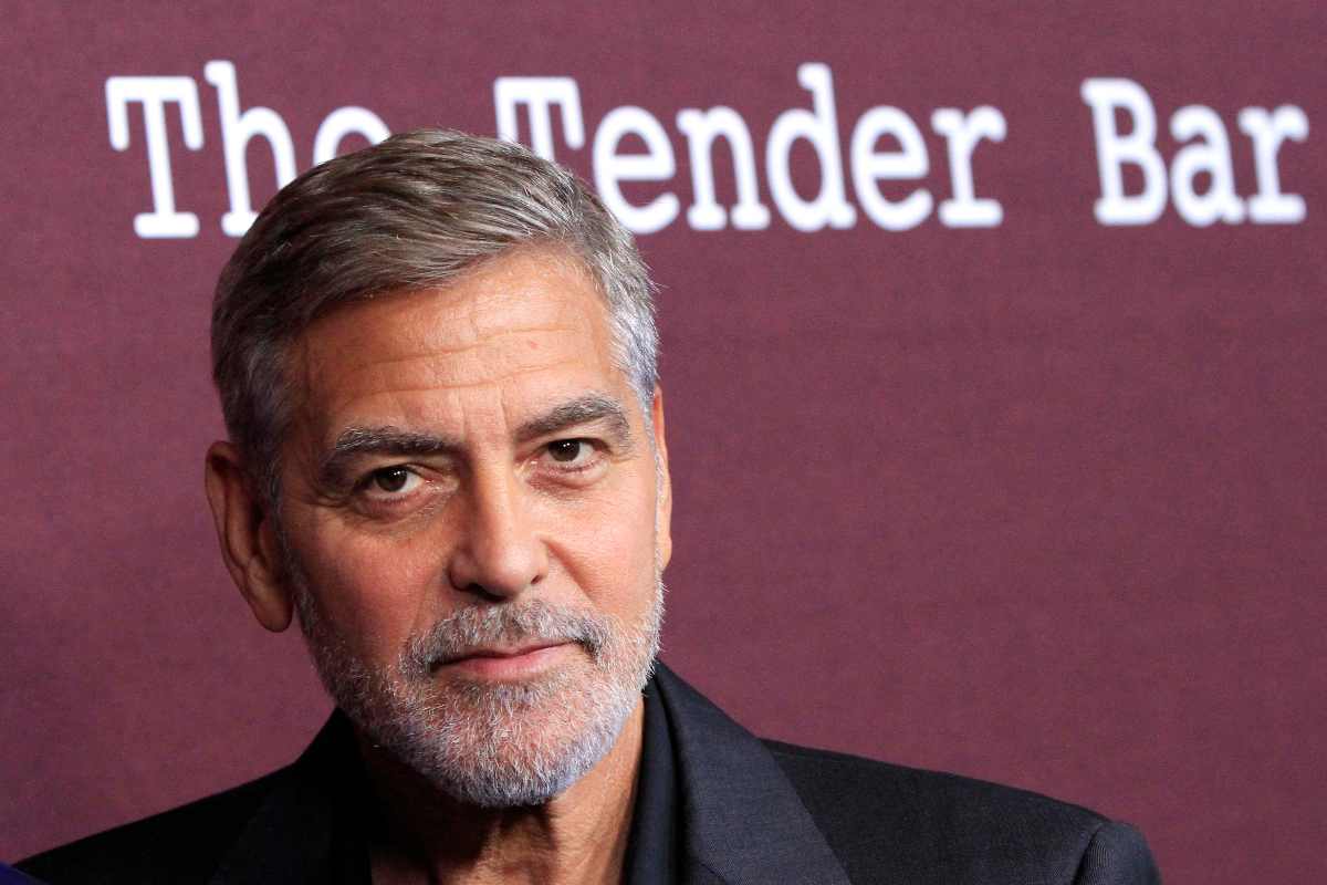 I fan chiedono a George Clooney se vestirà i panni di Batman per l'ennesima volta: la risposta dell'attore toglie ogni dubbio