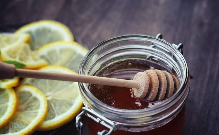 I benefici di bere miele e limone la mattina: un inizio sano per la giornata