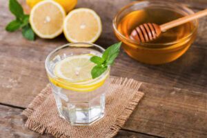 I benefici di bere acqua, limone e miele