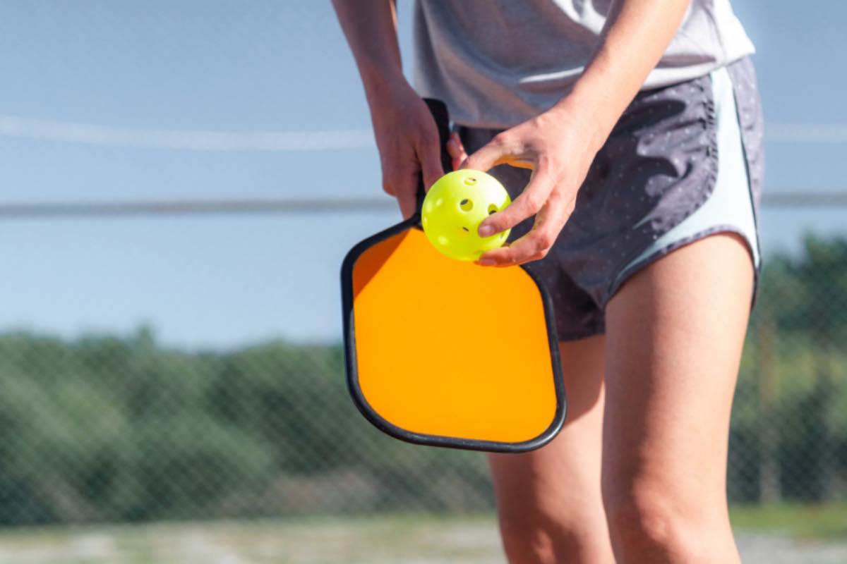 Donna che gioca a pickleball