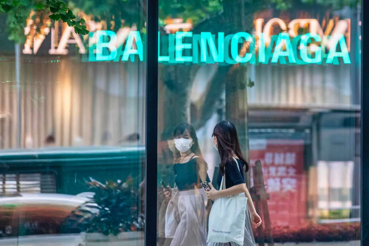 Ragazza di fronte store Balenciaga