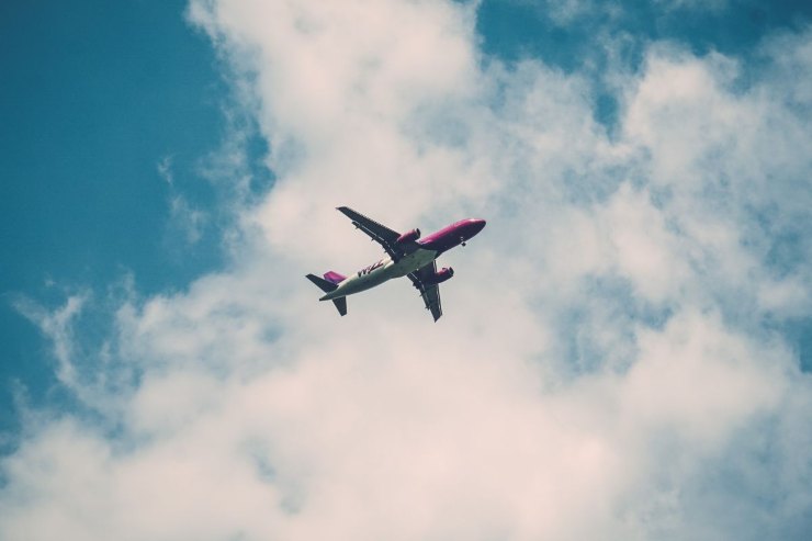 aereo in volo nel cielo azzurro