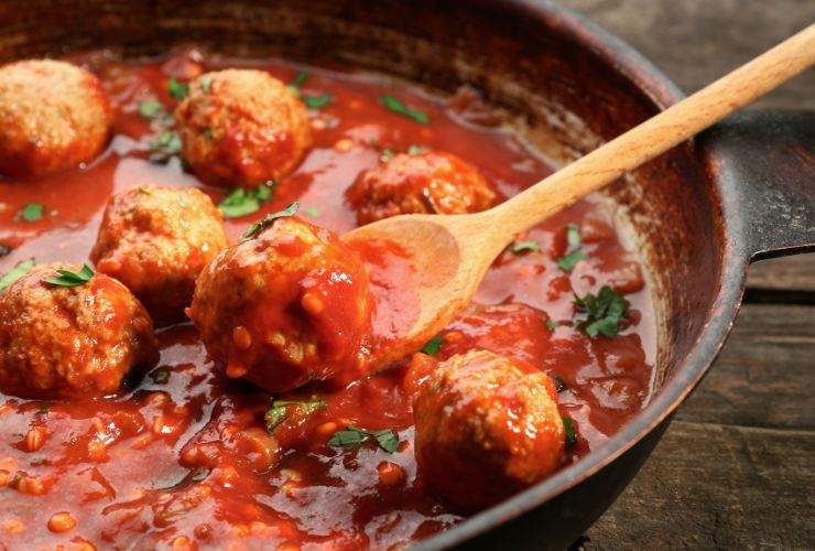 La ricetta del sugo con salsiccia e polpette