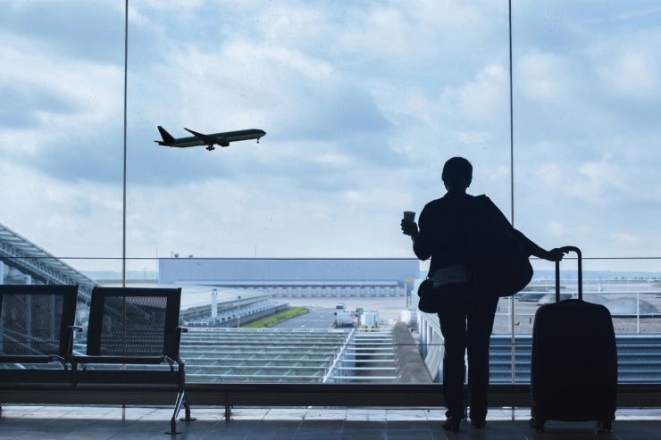 ragazza con valida in aeroporto 