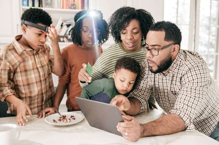 famiglia guarda il pc sbalordita